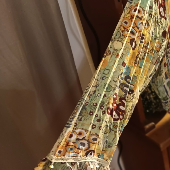 Abstract Patterned Blouse - Picture 6 of 13